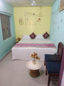 Un dormitorio con 2 camas y una mesa con flores. en Superinn home stay& guest house, en Agra