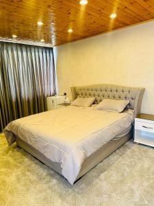 een slaapkamer met een groot bed in een kamer bij شقق الياسمين 2 in Jerash