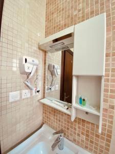 W łazience znajduje się umywalka i lustro. w obiekcie فلورز سويتس w mieście Janbu