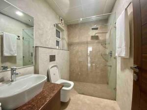 Koupelna v ubytování Mirana House - A Tasteful 4BHK Condo with Views!