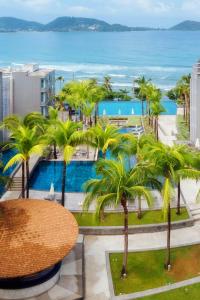 vista su un resort con palme e sull'oceano di Oceanfront Beach Resort - SHA Extra Plus a Patong Beach