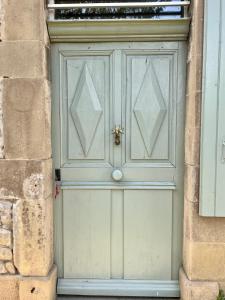 Szare drzwi ze złotą pupką w obiekcie Domaine des Balmes w mieście Romans-sur-Isère