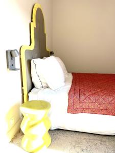 伊塞爾河畔羅芒的住宿－Domaine des Balmes，一间卧室配有一张带木制床头板的床