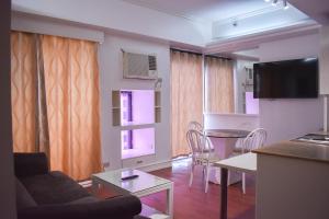 TV a/nebo společenská místnost v ubytování Sunette Tower Suites Makati