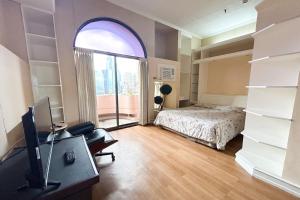 Postel nebo postele na pokoji v ubytování Sunette Tower Suites Makati