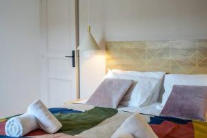 Un dormitorio con una cama con almohadas. en Le Clos de St Val 4, en Saint-Valery-sur-Somme