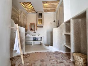 塔魯丹特的住宿－Dar Salam Souss，浴室配有盥洗盆和带镜子的梳妆台