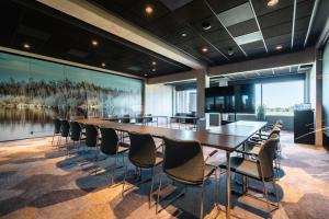 a conference room with a long table and chairs at Hotel Rosveld in Nederweert