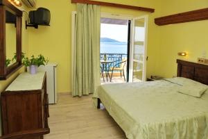Posteľ alebo postele v izbe v ubytovaní Logan's Beach Hotel