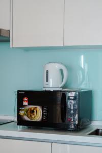 Příslušenství pro přípravu čaje a kávy v ubytování Hostahome Suite at Teega near Legoland