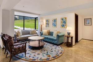 Lemon Tree Hotel, Sonamarg的休息区