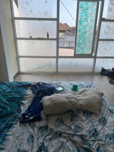 - un lit non aménagé dans une chambre avec fenêtre dans l'établissement Villa Sipaling, à Pesanggaran