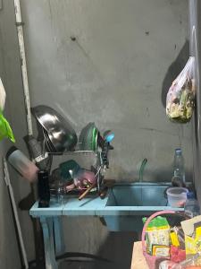 - un comptoir de cuisine avec évier à côté d'un évier dans l'établissement Villa Sipaling, à Pesanggaran