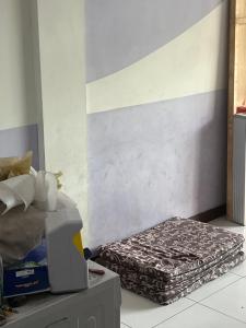 un matelas posé sur une table dans une pièce dans l'établissement Villa Sipaling, à Pesanggaran