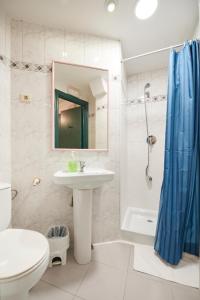 ein Bad mit einem Waschbecken, einem WC und einer Dusche in der Unterkunft Pension Areeta in Getxo