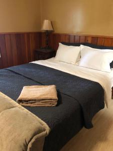 A bed or beds in a room at Creek Runner's Lodge