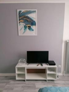 a white desk with a computer on top of it at Le belvédère-centre ville in Belfort