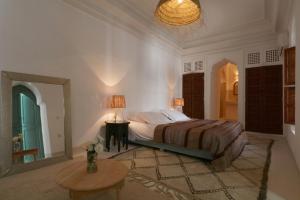 Postel nebo postele na pokoji v ubytování RIAD DAR DAR + 23 fotografií