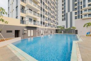a swimming pool in the middle of a building at RedLiving Apartemen Jakarta Living Star - BoboRooms in Jakarta