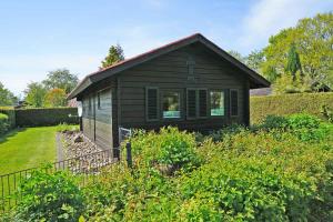 een klein huis met een tuin ervoor bij Grosses Grundstueck fuer die ganze Familie in Damp