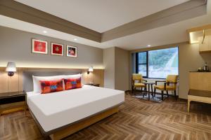索纳马格Lemon Tree Hotel, Sonamarg的带一张大床和一张桌子的卧室
