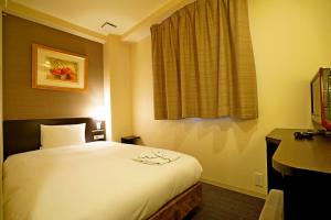 pokój hotelowy z łóżkiem i oknem w obiekcie CVS Bay Hotel w mieście Urayasu