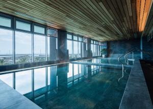 頭城的住宿－凱渡廣場溫泉酒店，一座带窗户的建筑中的游泳池