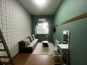 東京にあるLARK OKUBO Free wifiのソファと窓のあるリビングルーム