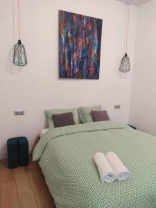 - une chambre avec un lit vert et 2 serviettes dans l'établissement Beautiful family flat nearby the Flea Market, Stade de France, Montmartre, à Saint-Ouen