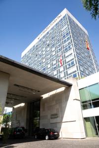 un edificio con un'auto parcheggiata di fronte di InterContinental Genève, an IHG Hotel a Ginevra