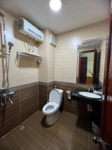 Ванная комната в Thủ Đô Vàng Hotel - QL6 Hà Đông - by Bay Luxury