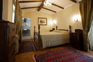 カスティリオーン・フィオレンティーノにあるCasa Legnaiaのベッドルーム1室(ベッド1台、ドレッサー付)