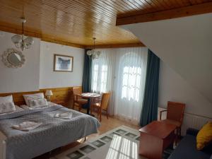 Ένα ή περισσότερα κρεβάτια σε δωμάτιο στο Willa JODŁA Wisła