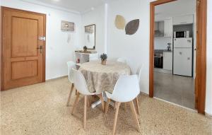 Η κουζίνα ή μικρή κουζίνα στο Beautiful Apartment In Grau I Platja