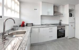 Η κουζίνα ή μικρή κουζίνα στο Beautiful Apartment In Grau I Platja