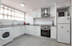 Η κουζίνα ή μικρή κουζίνα στο Beautiful Apartment In Grau I Platja