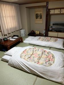 Ліжко або ліжка в номері Shingu Central Hotel