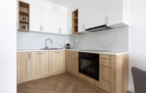 Η κουζίνα ή μικρή κουζίνα στο Awesome Apartment In Gdynia With Wifi