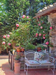 A garden outside B&B La Dimora di Alida