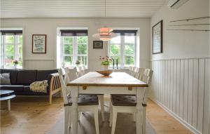 eine Küche und ein Esszimmer mit einem Tisch und Stühlen in der Unterkunft Gorgeous Home In Tistrup With Kitchen in Tistrup