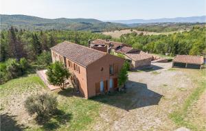 an overhead view of a house in a field at Gorgeous Home In Montegabbione Tr With Kitchen in Montegabbione
