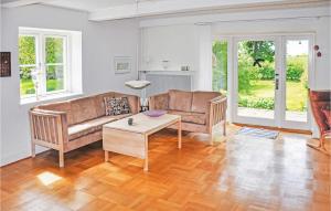 sala de estar con sofá y mesa en Beautiful Home In Sydals With Kitchen en Høruphav