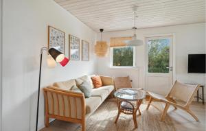 - un salon avec un canapé et une table dans l'établissement Cozy Home In Sams With Kitchen, à Nordby