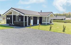 SønderbyにあるNice Home In Juelsminde With 4 Bedrooms, Sauna And Wifiの白黒家屋敷