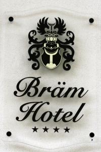 um sinal para um hotel da Grã-Bretanha com uma coroa e estrelas em Bram Hotel em SantʼEufemia Lamezia