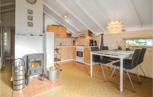 uma cozinha com uma mesa de jantar e um fogão em 2 Bedroom Stunning Home In Thisted em Nørre Vorupør