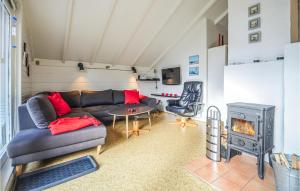 ein Wohnzimmer mit einem Sofa und einem Kamin in der Unterkunft 2 Bedroom Stunning Home In Thisted in Nørre Vorupør
