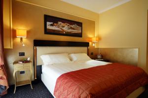 Letto o letti in una camera di Bram Hotel