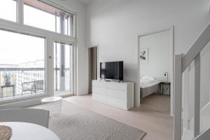 Μια τηλεόραση ή/και κέντρο ψυχαγωγίας στο Brand New Top Floor Loft with Balcony - Hosted by 2ndhomes