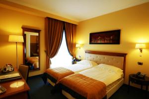 um quarto de hotel com uma cama e uma grande janela em Bram Hotel em SantʼEufemia Lamezia